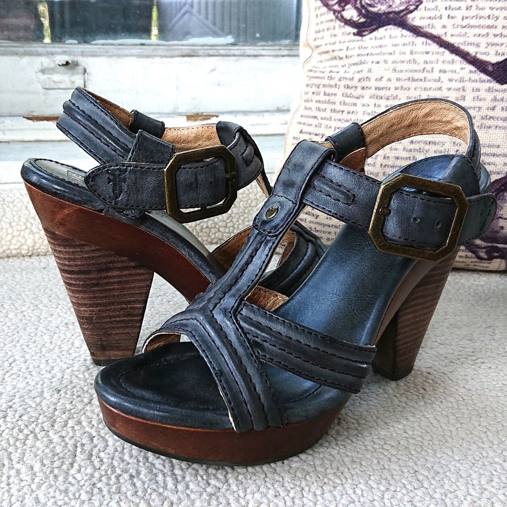 Frye "Sage Trapunto" Heeled Open Toe Sandal